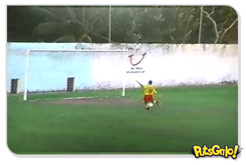 Jogador de futebol perde o gol mais incrível da várzea