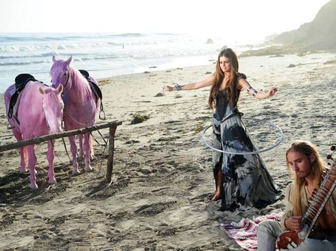 selena gomez pinta cavalos de cor de rosa para clip