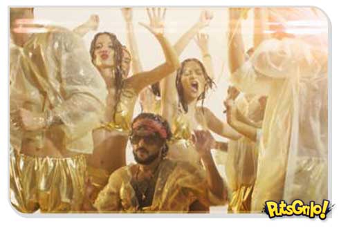 Tiger Love: Banda Inglesa grava clip com banho de ovos