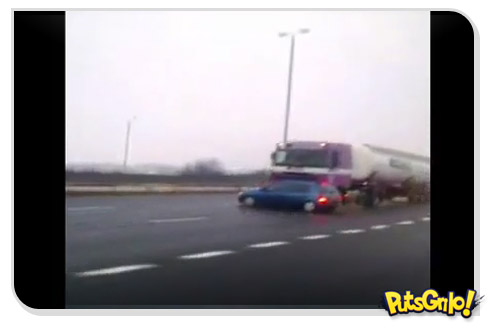 Caminhão arrasta carro em estrada