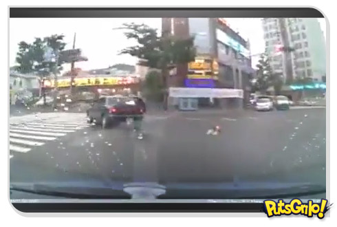 Tenso! Criança cai de carro em movimento