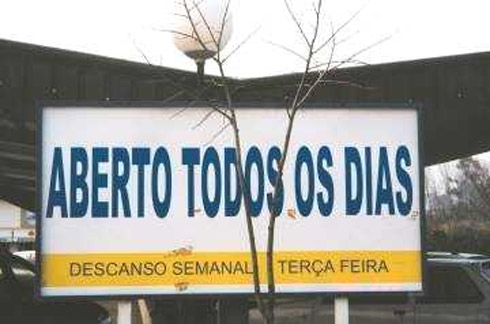Comunicação fail: Placas e Anúncios Bizarros