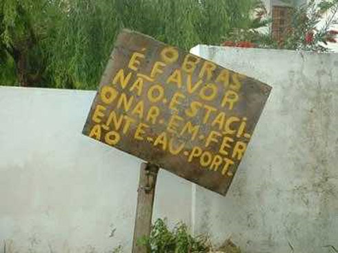 Comunicação fail: Placas e Anúncios Bizarros