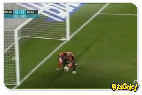 Goleiro senta na bola e faz gol contra bizarro