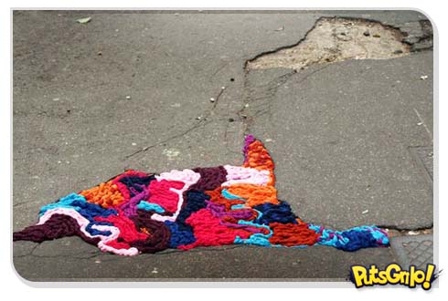 Artista tampa buracos de Paris com lã