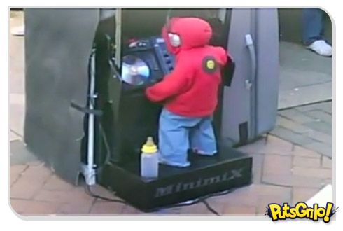 Performance incrível do Minimix, o bebê DJ