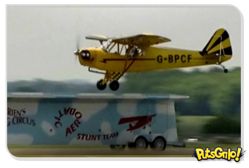 Avião pousando em trailer em movimento