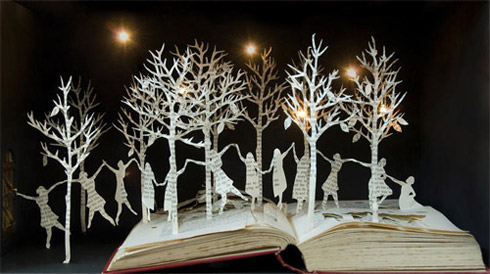 Esculturas feitas em livros