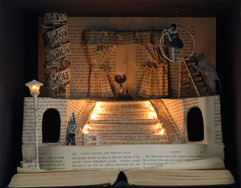 Esculturas feitas em livros