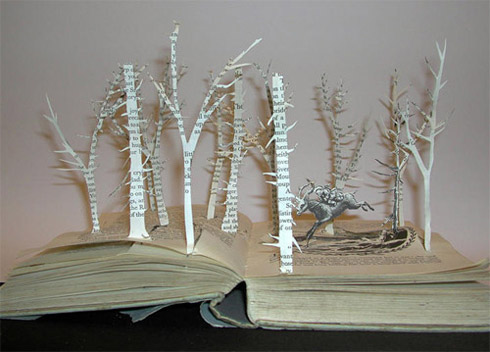 Esculturas feitas em livros