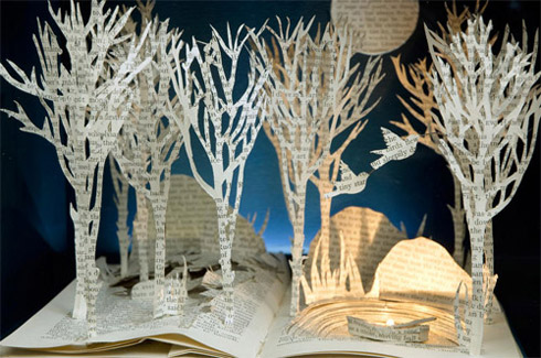 Esculturas feitas em livros