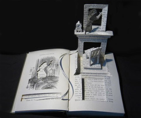 Esculturas feitas em livros
