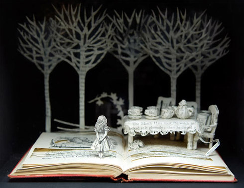 Esculturas feitas em livros
