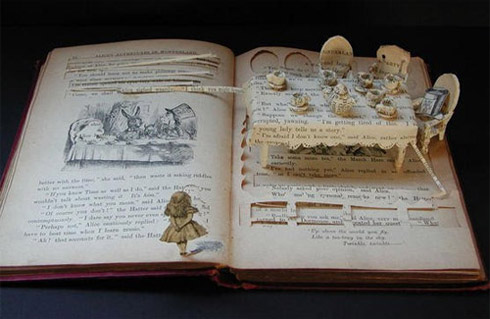 Esculturas feitas em livros