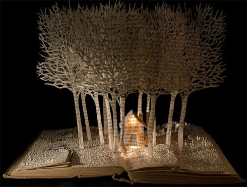 Esculturas feitas em livros