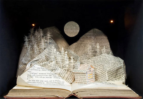 Esculturas feitas em livros