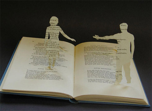Esculturas feitas em livros