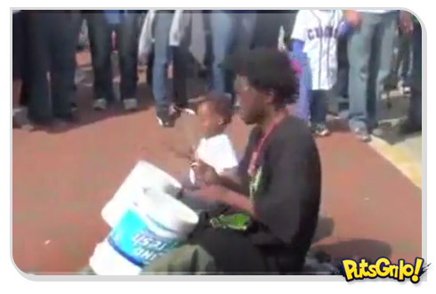 Baterista mirim detona em show na rua