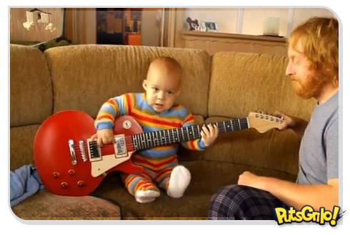 Bebê detona na guitarra