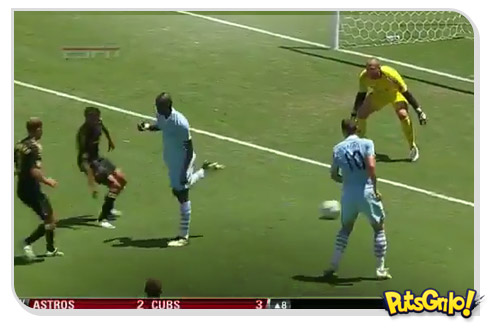 Gol de calcanhar #fail estrelando Balotelli