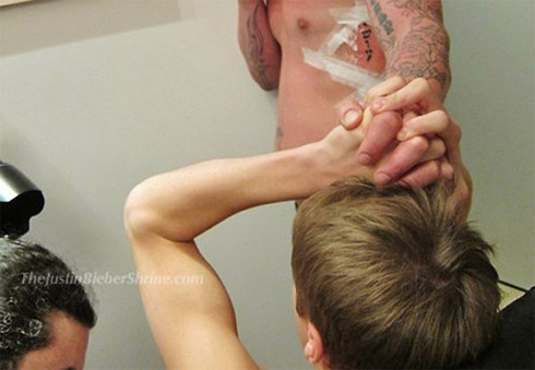 Justin Bieber mostra fotos de sua nova tatuagem