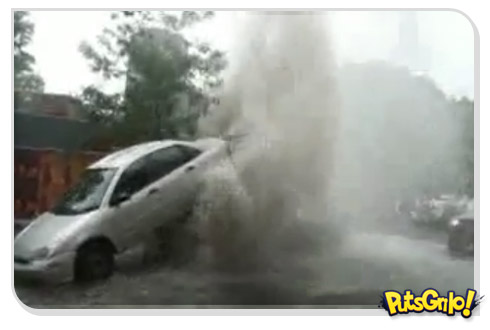 Bueiro não serve para lavar carro