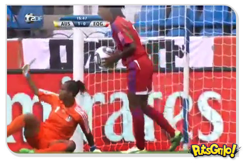 Copa do Mundo de Futebol Feminino: Penalty bizarro [e não marcado]
