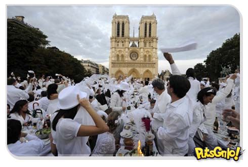 Parisienses jantam de branco em frente a Notre Dame