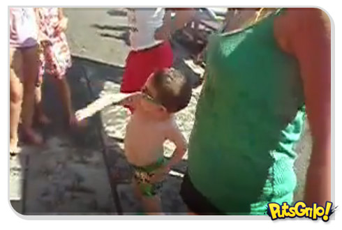 Criança imitando Lady Gaga na praia