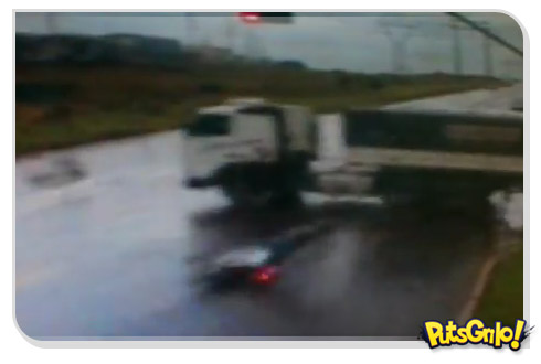 Ninja fugindo de moto