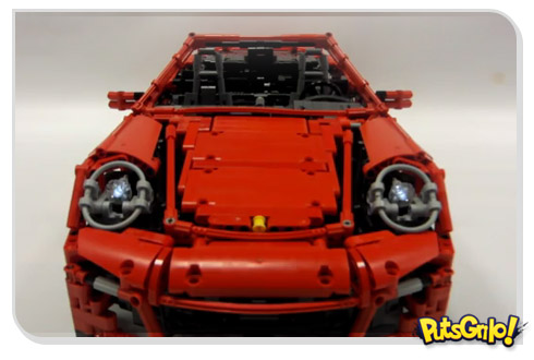 Porsche em miniatura feito de Lego