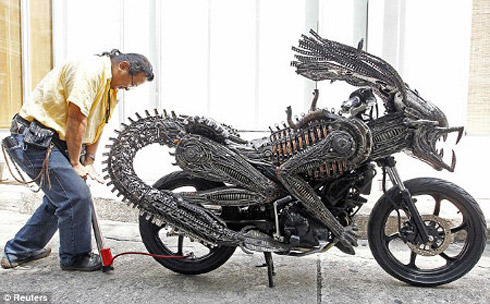 Moto bizarra feita de material reciclado