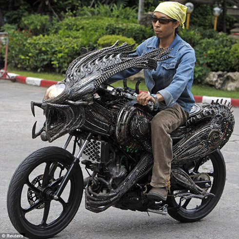 Moto bizarra feita de material reciclado