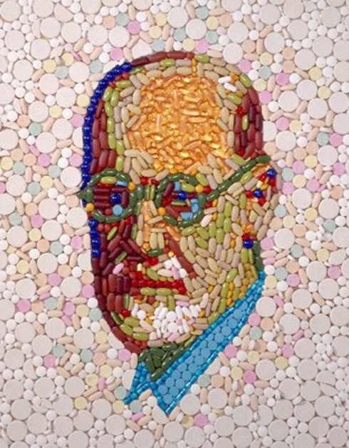 Mosaicos feitos com remédios, comida e lixo