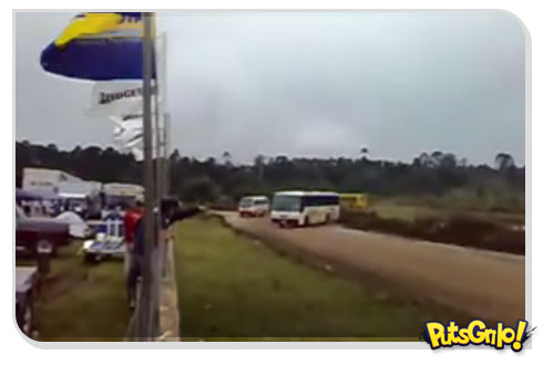 Ônibus (!) fazendo drift na terra