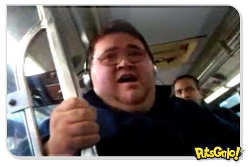 Gordinho empolgado cantando Katy Perry no ônibus