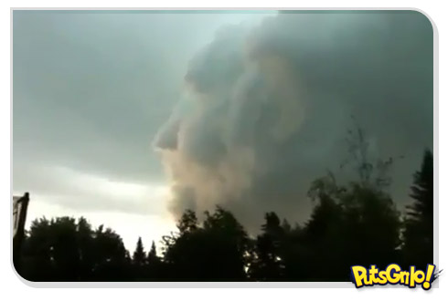 Rosto aparece em impressionante formação de nuvens