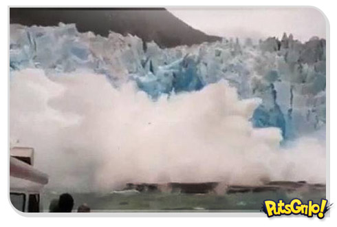 Flagra: Geleira desaba e prega susto em turistas