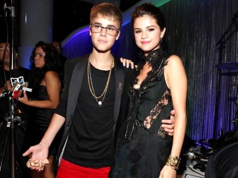 justin bieber leva cobra a premiação