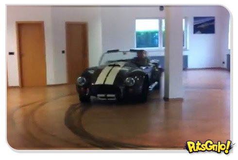 Brincando de drift na sala de estar