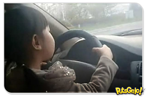 Menina de 4 anos dirigindo carro na China