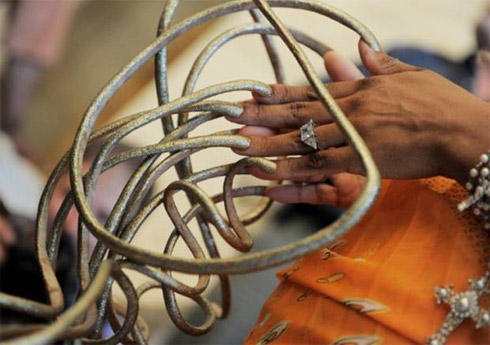 Mulher tem as maiores unhas do mundo
