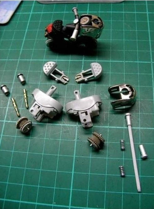 Isqueiros transformados em miniaturas de motos Isqueiros transformados em miniaturas de motos