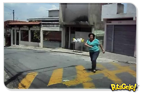 Briga de vizinhos FAIL: Eu não morri ainda não, C@#&*$§