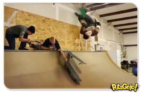 Skate: Salto mortal com duas pranchas