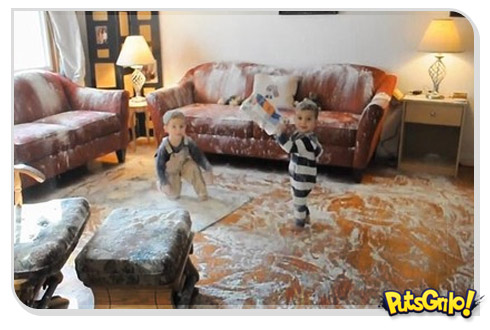 Crianças sapecas + farinha à vontade = Neve dentro de casa!