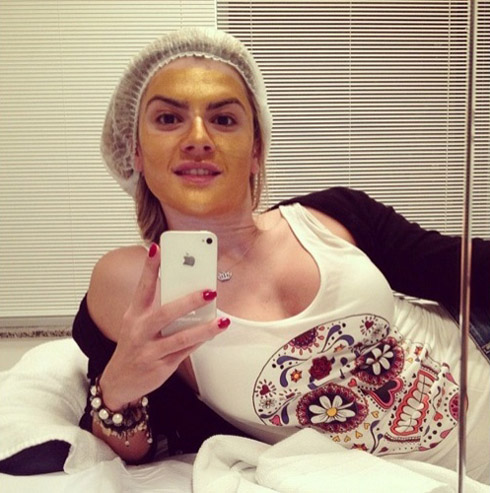 mirella-santos-fez-uma-mascara-de-ouro-em-um-spa