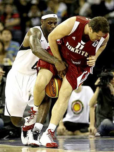 Foto Bizarra: Jogador de Basquete troca Bolas
