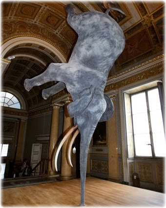 Obra de Arte: Elefante de Ponta-Cabeça