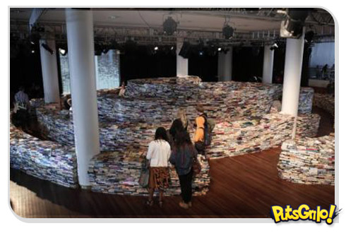 Brasileiros dão show em Londres com labirinto feito de livros
